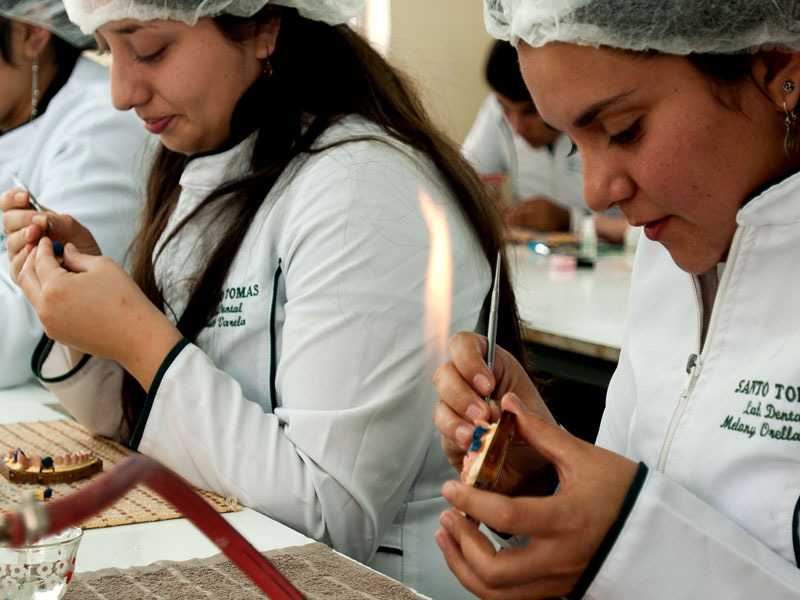 Laboratorista Dental obtiene su primera acreditación