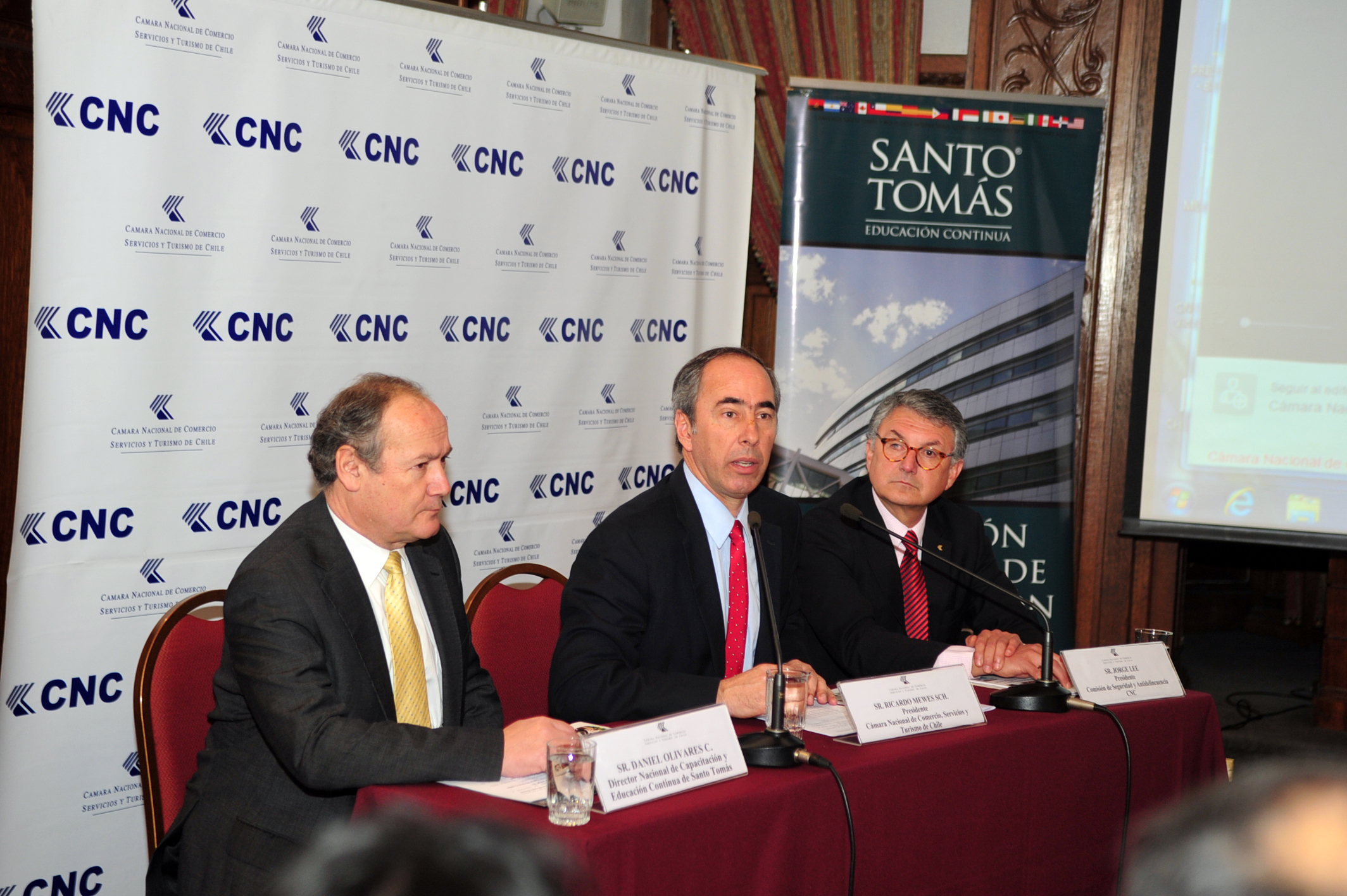 Santo Tomás y CNC lanzan guía para prevenir delitos en el comercio