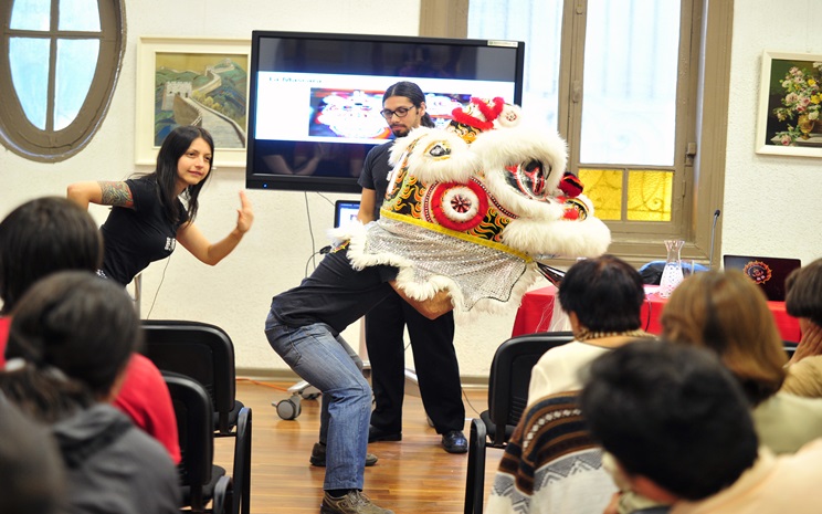 Conferencia sobre la Danza del León realiza Instituto Confucio