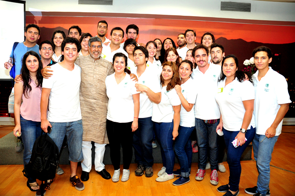 Premio Nobel de la Paz comparte con comunidad Tomasina