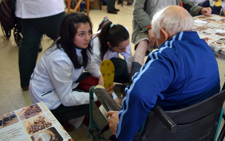 Entregan plantillas de descanso antimicóticas a adultos mayores del Hogar de Cristo