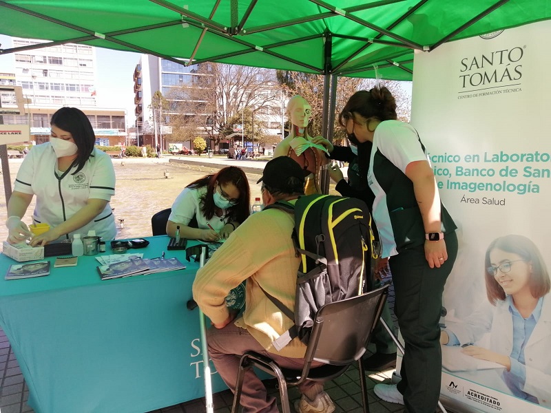 Santo Tomás desarrolló exitosa Feria Vocacional en Plaza de Armas de Osorno