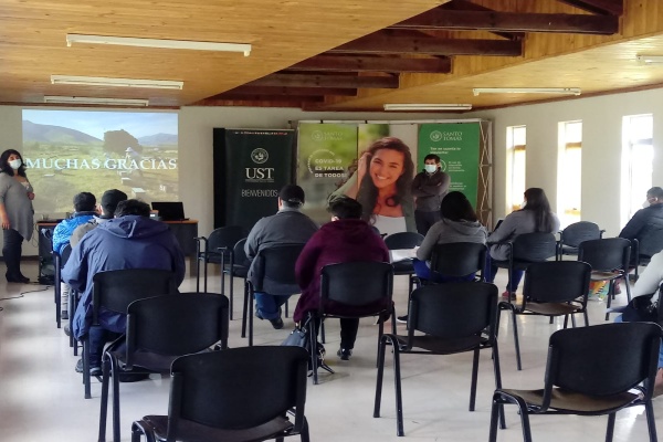 La UST en Valdivia capacitó a apicultores en manejo de propóleo