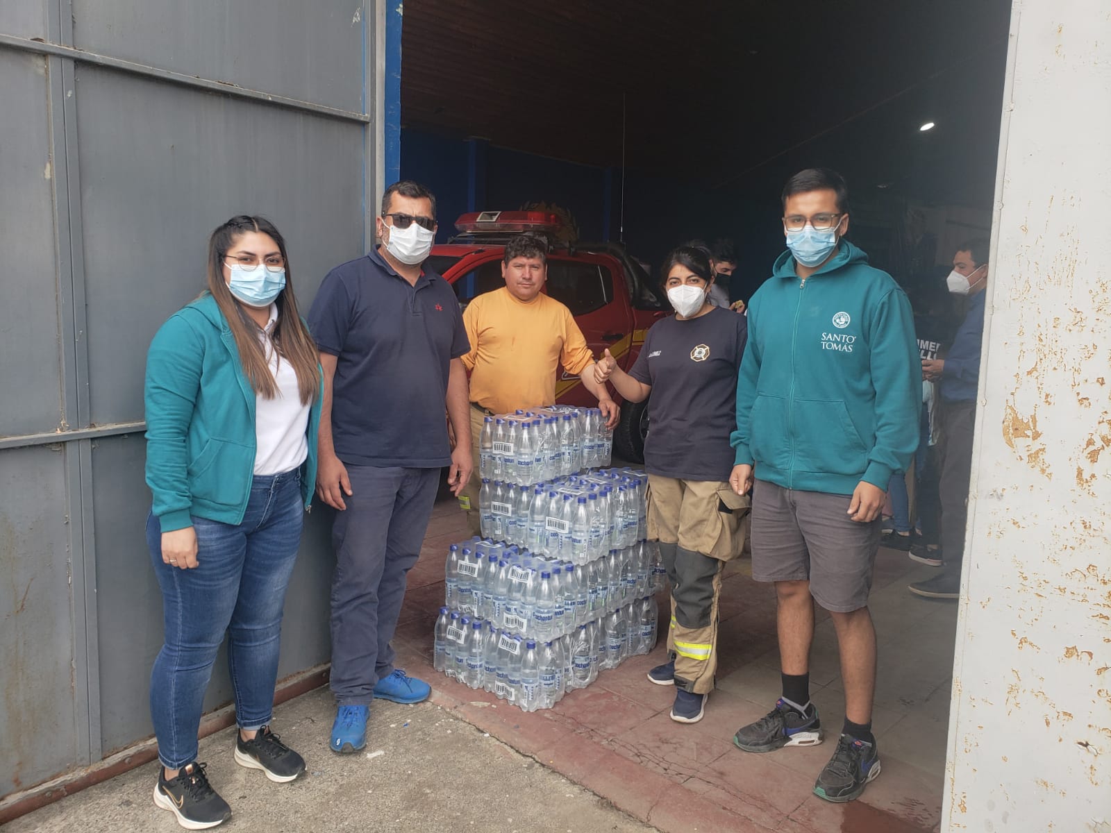 Santo Tomás Chillán entrega ayuda a bomberos que combaten incendios forestales en Quillón