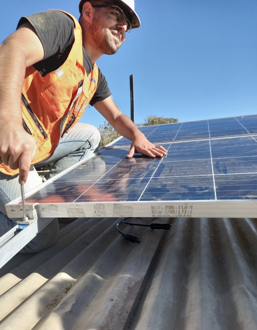 Instalación de cooler eléctrico alimentado con energía solar en hogar de adultos mayores sector rural región de Coquimbo.