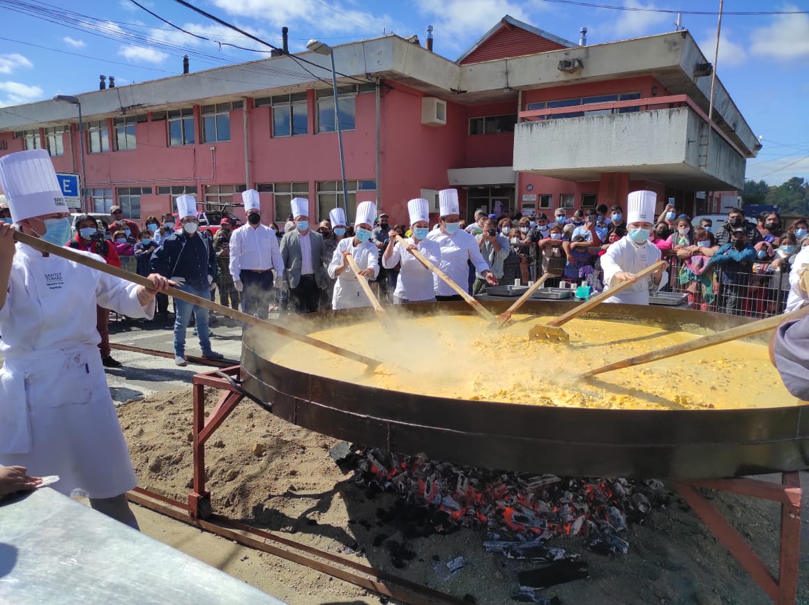 Alumnos de Gastronomía del CFT Santo Tomás Osorno se lucieron en preparación gourmet con 4000 huevos azules