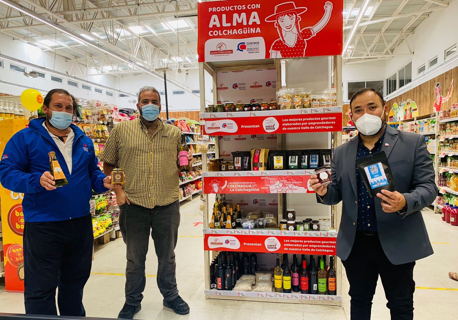 Emprendedores de Santa Cruz promocionan sus productos en reconocido supermercado de la zona