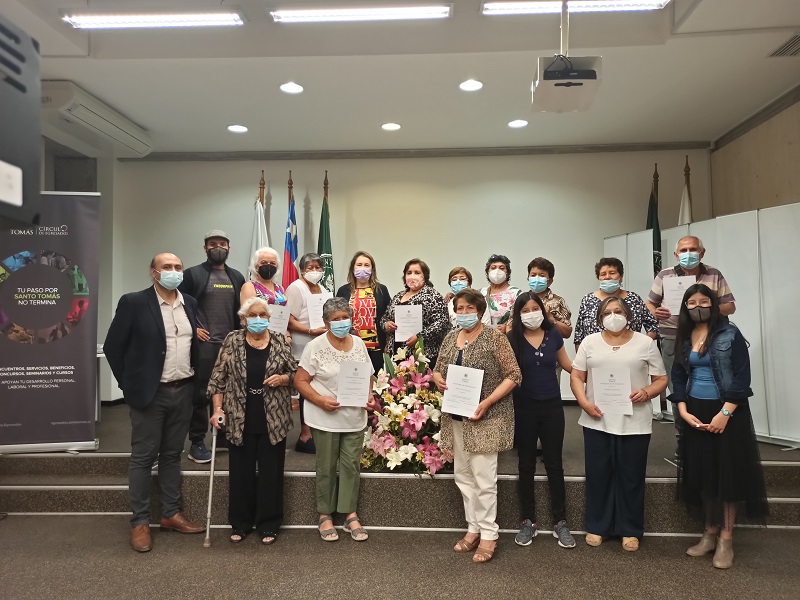 Personas mayores de Ovalle participan en taller de tecnología digital