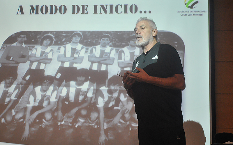 Excampeón mundial juvenil de fútbol ofrece charla en proyecto desarrollado por Santo Tomás Viña del Mar