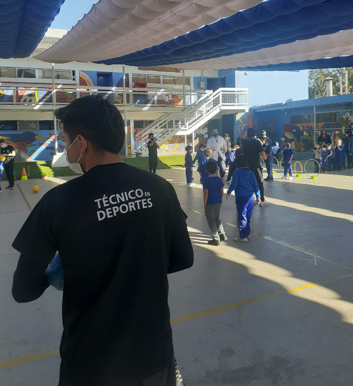 Tomasinos de Técnico en Deportes realizan jornada recreativa en establecimiento educacional