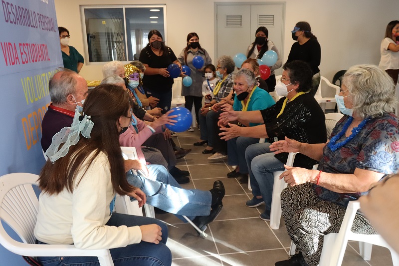 Tomasinos de Ovalle compartieron tarde de juegos con adultos mayores