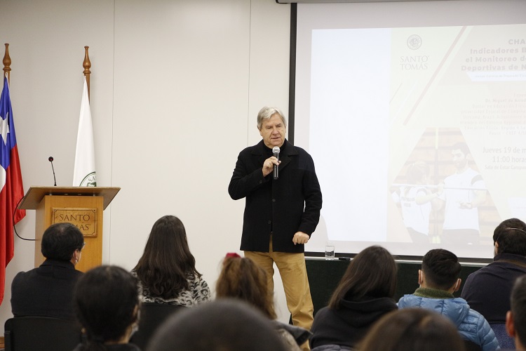 Experto brasileño dictó charla sobre indicadores biológicos en Santo Tomás Talca