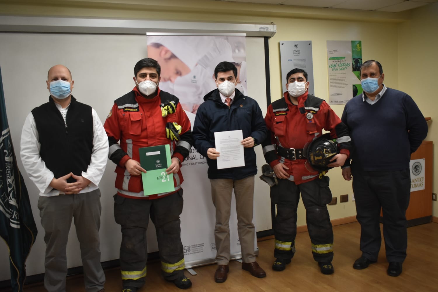 Gastronomía traspasa equipamiento de cocina a estudiantes y bomberos