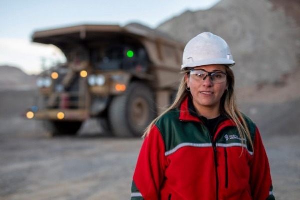 Santo Tomás Iquique capacita a 30 mujeres de la Región de Tarapacá en técnicas de maniobras de camión de extracción para la industria minera