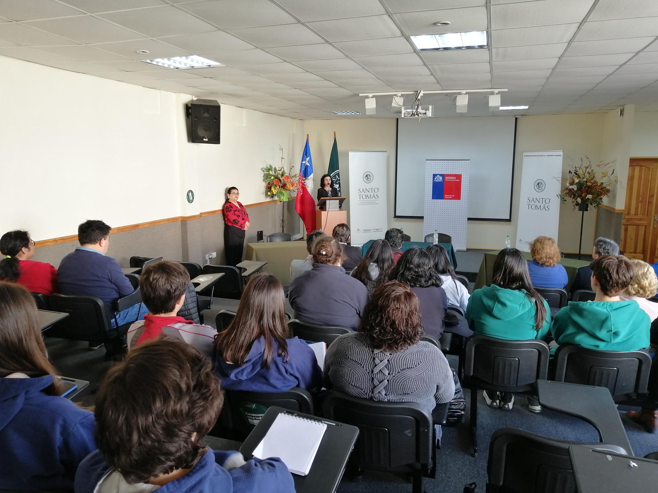 Santo Tomás Osorno participó en conversatorio literario fortaleciendo su apoyo de política de vinculación con el medio