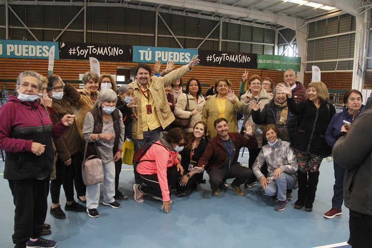 Masiva participación en IV Feria Regional para Personas Mayores de Santo Tomás Talca