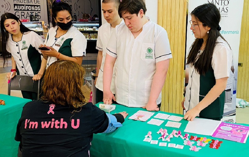 Estudiantes participaron en campaña de sensibilización sobre el cáncer de mamas