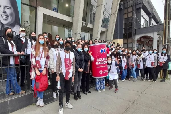 Estudiantes de Santo Tomás se sumaron a colecta de Fundación Las Rosas