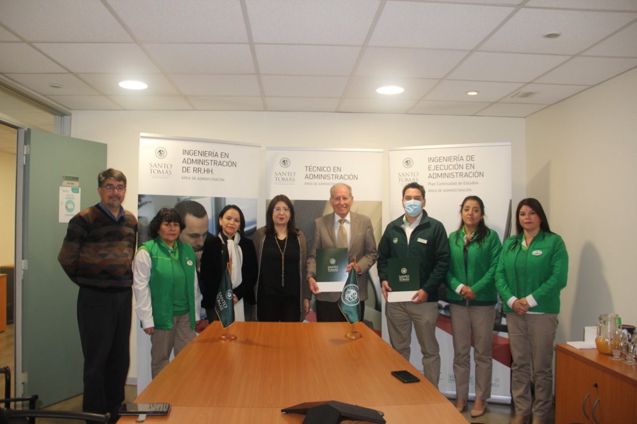 Santo Tomás de La Serena y Jumbo firman convenio de colaboración en apoyo a estudiantes del área de Administración