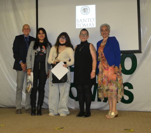 Luz Francisca Castillo Castro obtuvo el Primer lugar del programa/concurso de inglés de Santo Tomás Copiapó “Pitch Yourself”