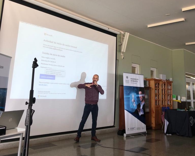 Ingeniería en informática de IP Santo Tomás Temuco capacita sobre peligros de la tecnología y seguridad de nuestros datos a Estudiantes de Carahue