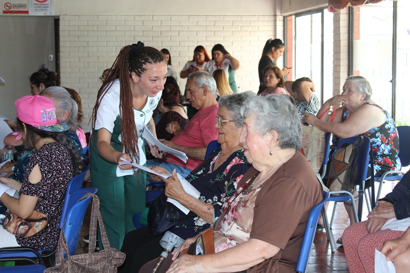 Tomasinos capacitaron a cuidadores en RCP, maniobra de Heimlich y estimulación cognitiva