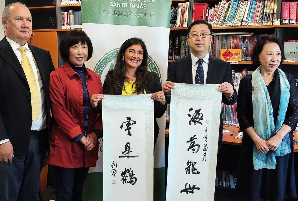 Delegación de prestigiosa Universidad de Lengua y Cultura de Beijing visita el IC ST
