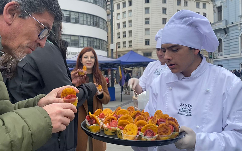 Evento gastronómico “Chile, te quiero comer” deleita a sus asistentes con pebre y charquicán en Valparaíso