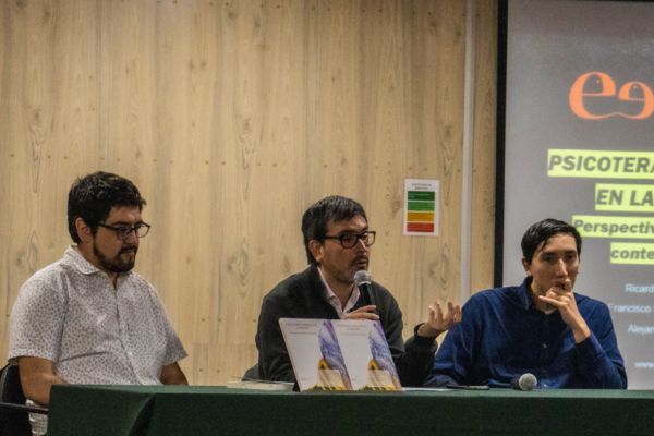 Autores de libro de psicología humanista presentaron su trabajo en la UST