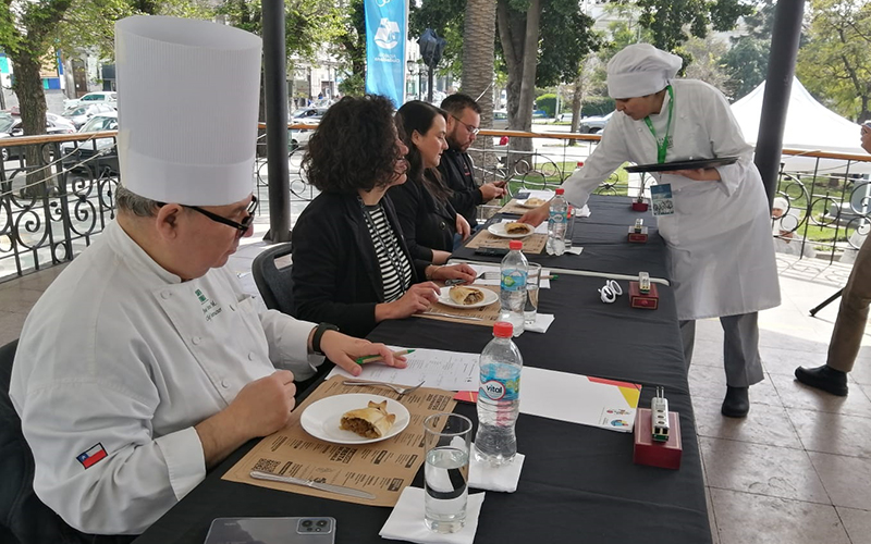 Santo Tomás Viña del Mar y Municipalidad de Valparaíso premian a las mejores empanadas de pino, mariscos y vegana