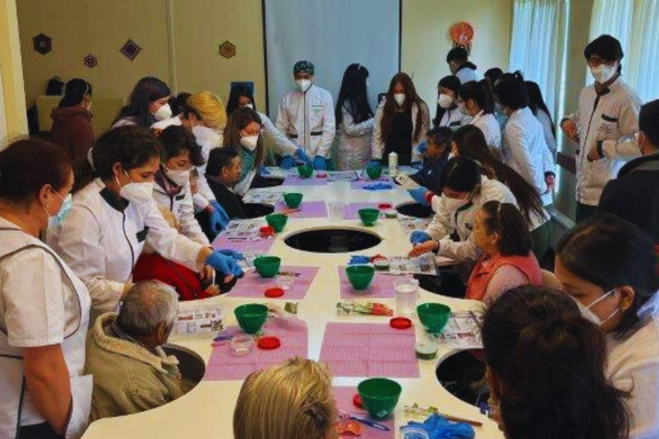 Residentes de Fundación Las Rosas recibieron atención de estudiantes de Laboratorista dental de Santo Tomás