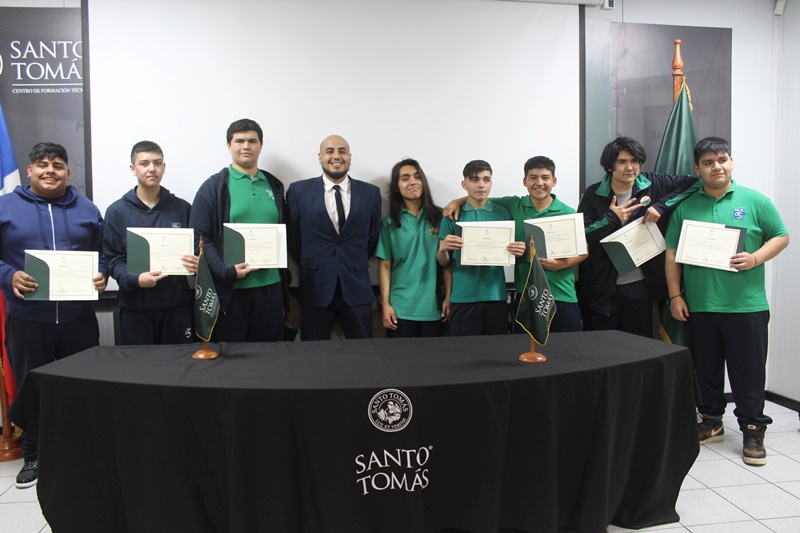 Estudiantes del Colegio Siembra fueron certificados por finalizar Taller de Masoterapia en Santo Tomás Puente Alto