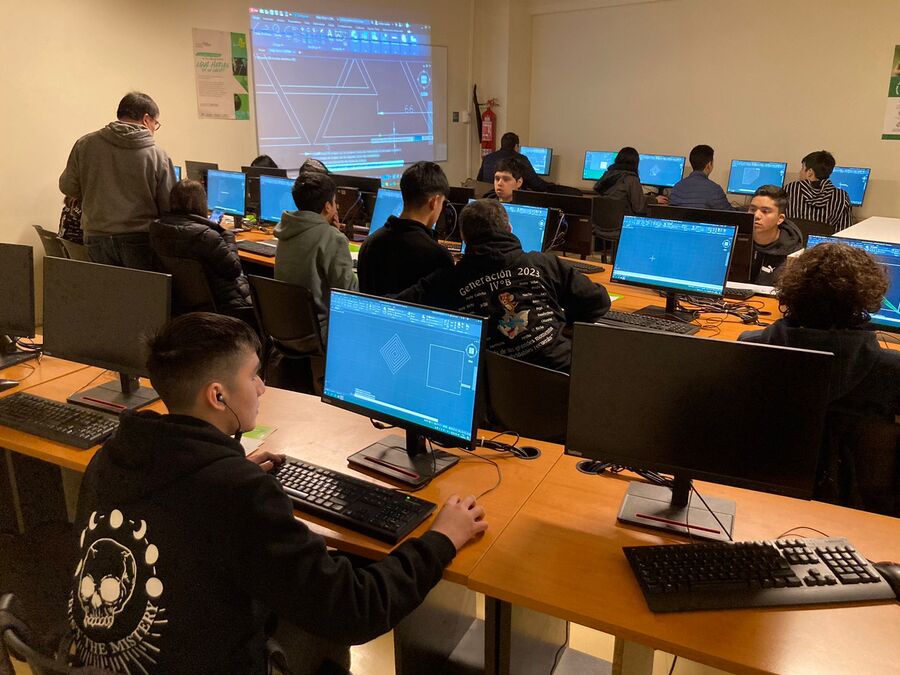 Estudiantes de Colegio Piedra Azul aprendieron sobre AutoCad en laboratorios Santo Tomás Puerto Montt