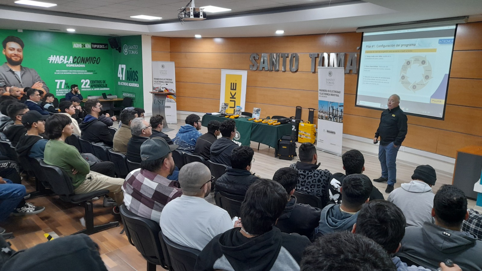 Estudiantes y egresados de Electrónica y Electricidad Industrial participaron en charla sobre mantenimiento predictivo