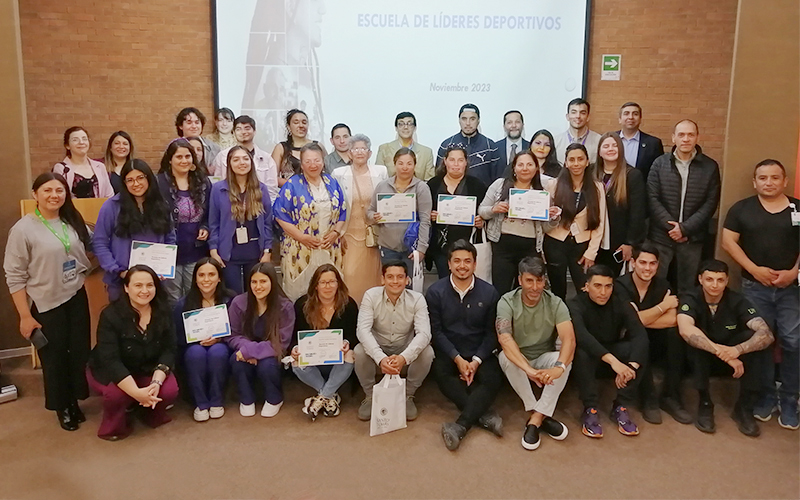 Dirigentes de Escuelas de Fútbol Populares de Valparaíso reciben certificación por participar en Escuela de Formación de Líderes Deportivos