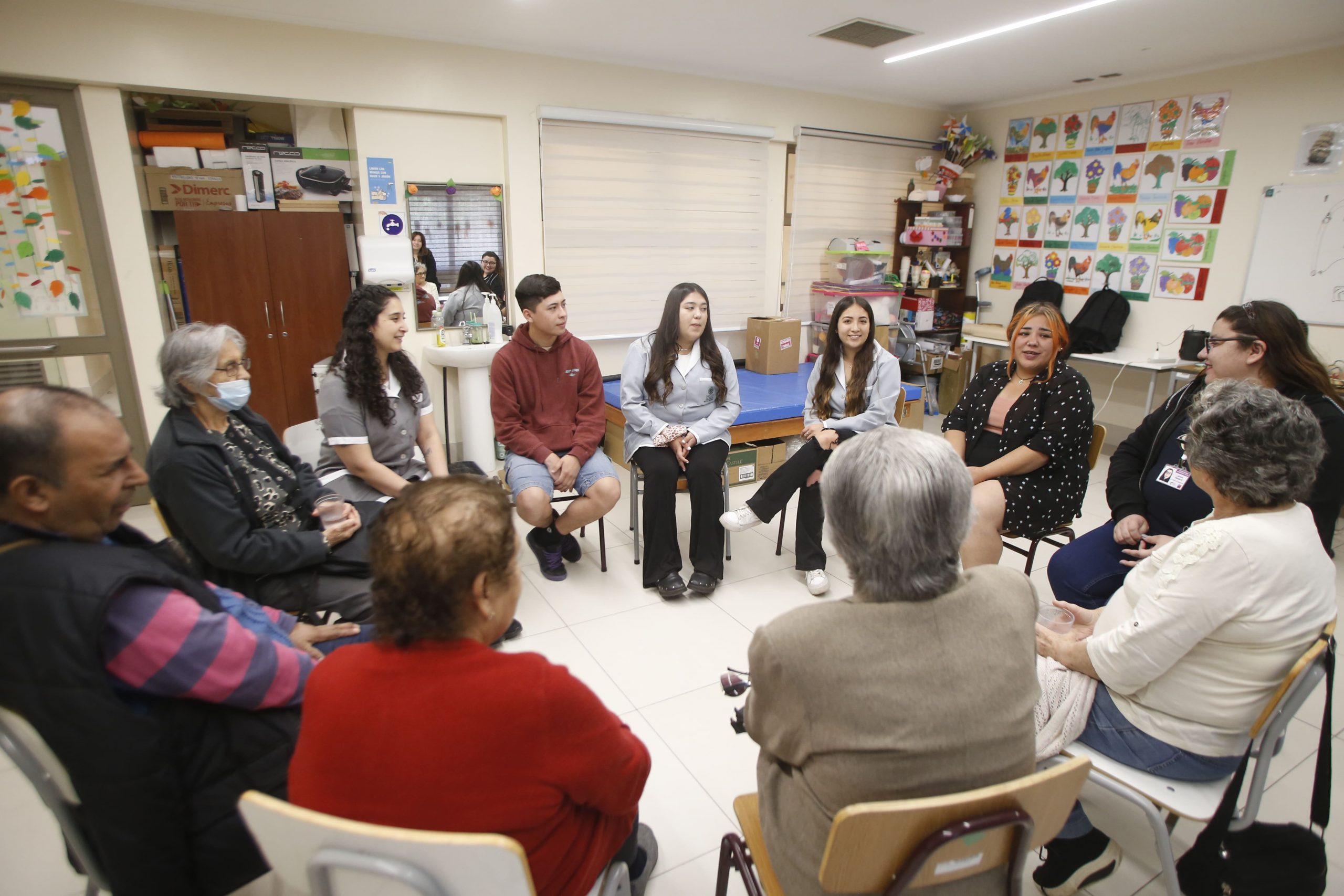 Encuentro Intergeneracional: Estudiantes de Santo Tomás y Adultos Mayores Comparten Visiones sobre Familia, Sexualidad y Perspectiva de Género