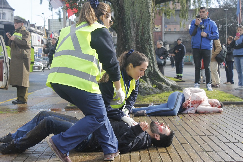 Santo Tomás Osorno realizó jornada de simulación de accidente vehicular y feria educativa