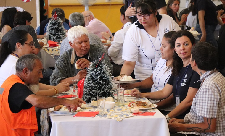 Emotiva cena inclusiva navideña benefició a 50 personas en situación de calle en Antofagasta