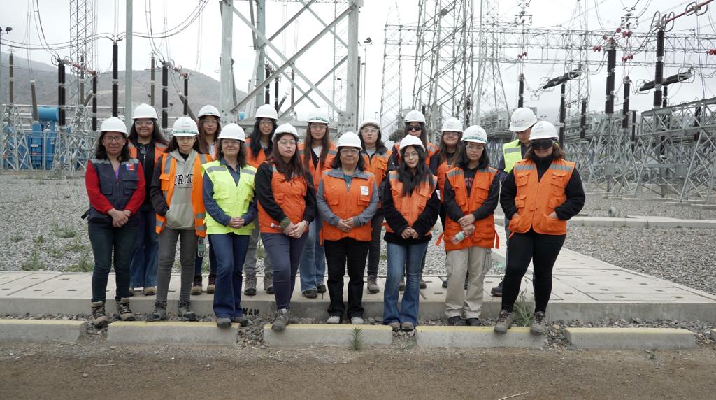 Alumnas de Ingeniería en electricidad de S.T. La Serena son parte de recorrido a subestación eléctrica enmarcado en programa social de participación femenina de ISA InterChile