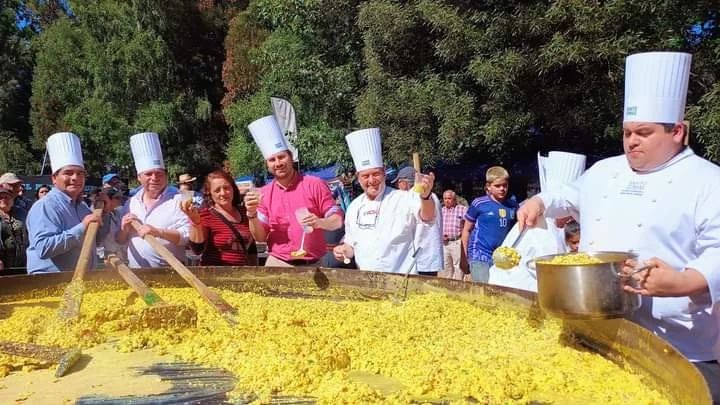 Carrera de Gastronomía Internacional y Tradicional Chilena colaboró en preparación de la Paila de Huevos Azules más grande del mundo