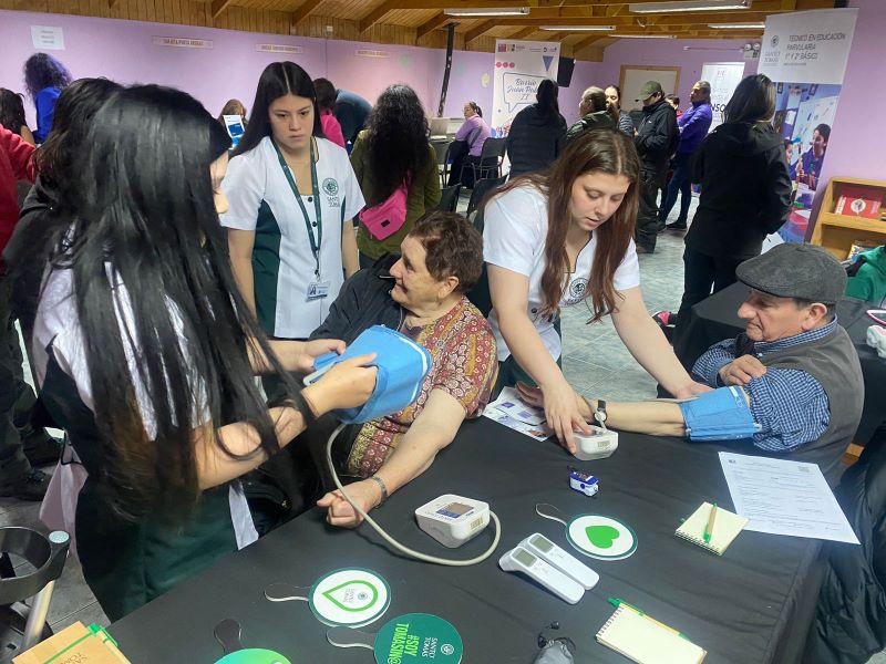 Alumnos de Santo Tomás Punta Arenas brindaron apoyo a vecinos de Población Juan Pablo II