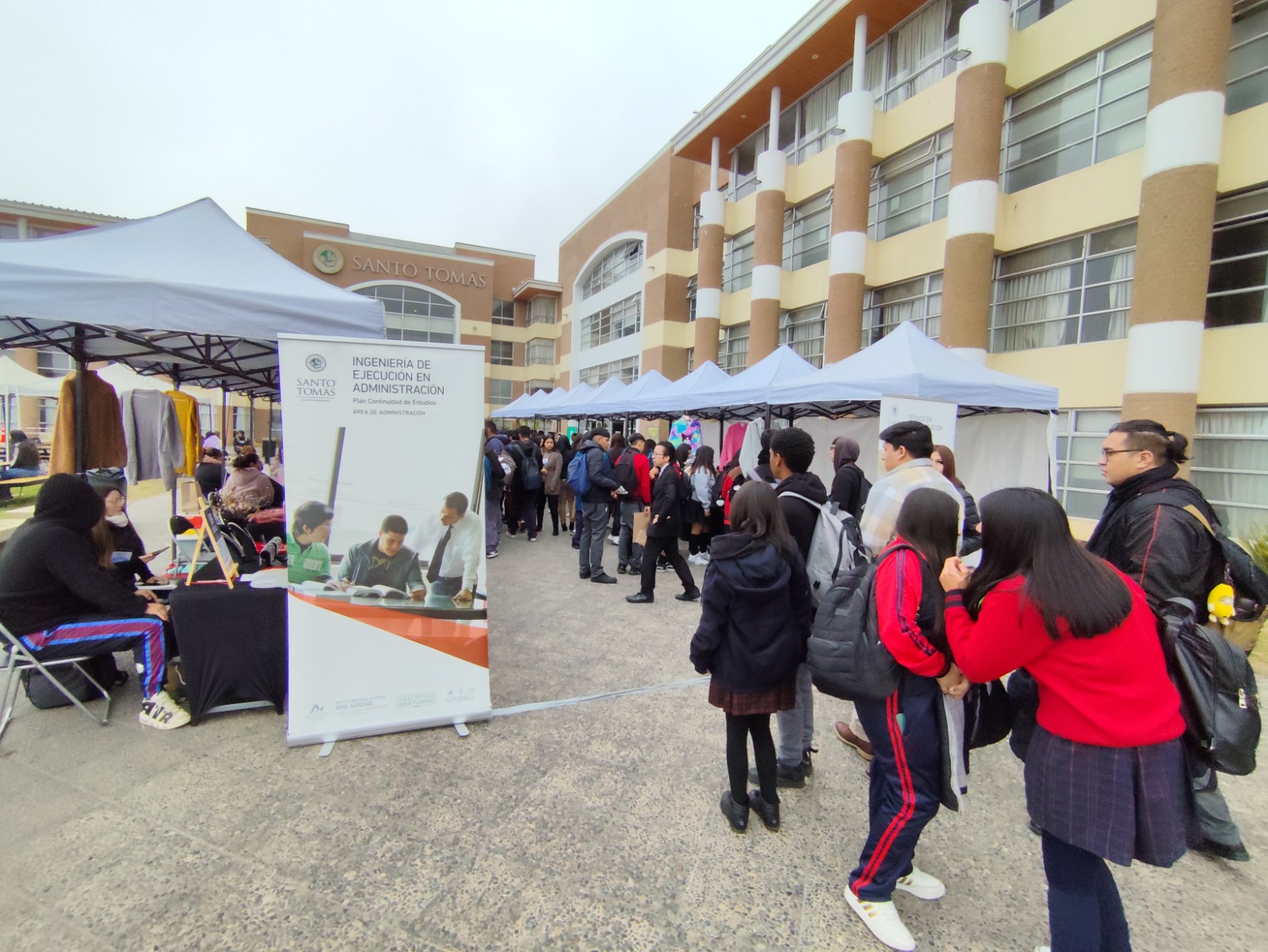Decenas de estudiantes fueron parte de la Feria de emprendimiento y charlas realizadas por el área de administración de Santo Tomás La Serena