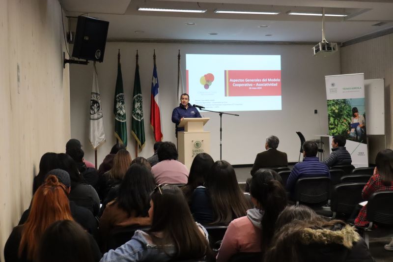 Taller de Cooperativismo se realiza en Santo Tomás sede Ovalle para estudiantes del área de Recursos Naturales