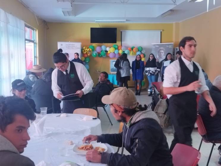 Estudiantes de Gastronomía de Santo Tomás Copiapó prepararon almuerzo comunitario en la hospedería del Hogar de Cristo