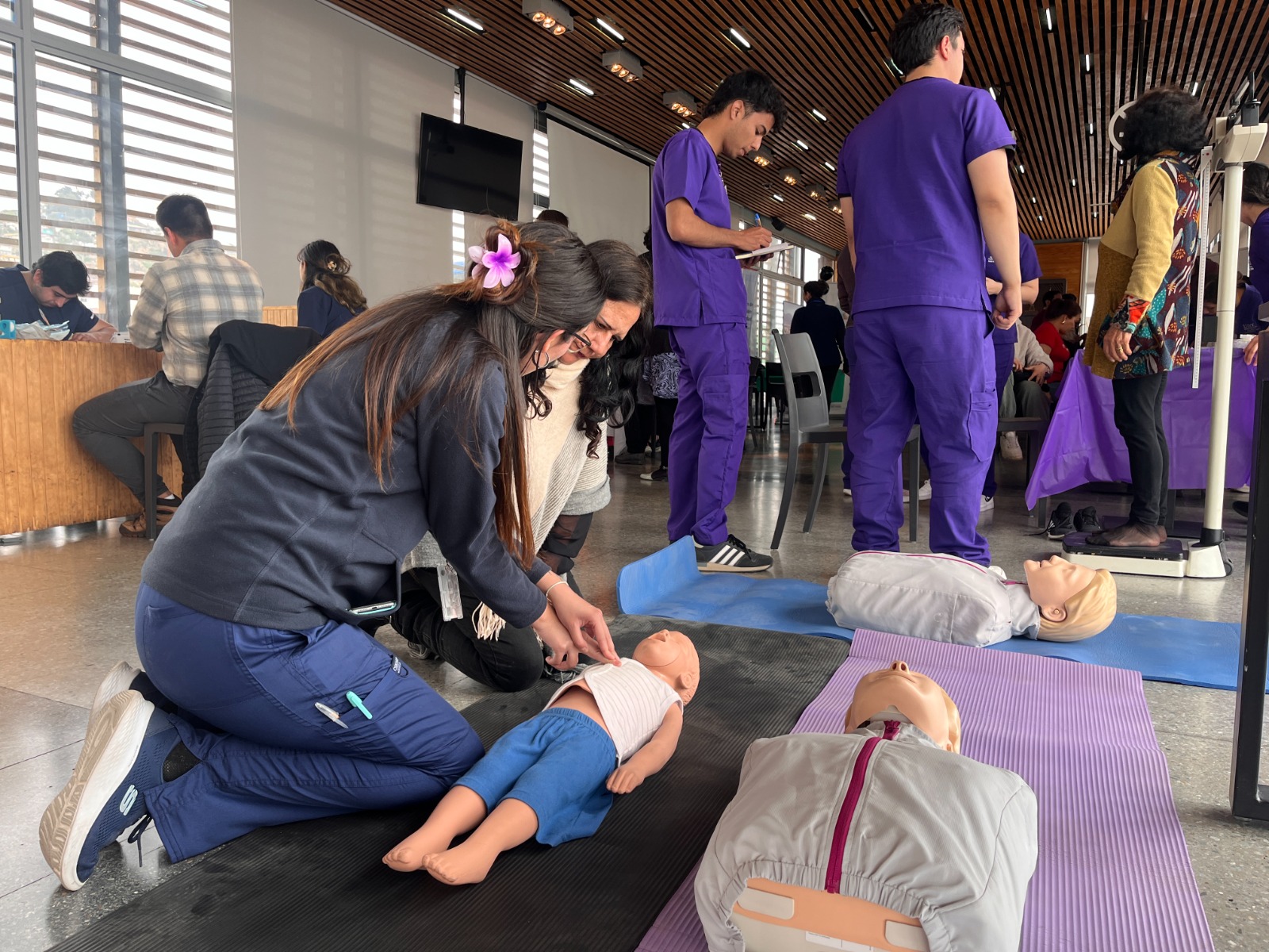 Carreras de Universidad Santo Tomás son parte de feria de salud para vecinos del sector del Puerto de Coquimbo