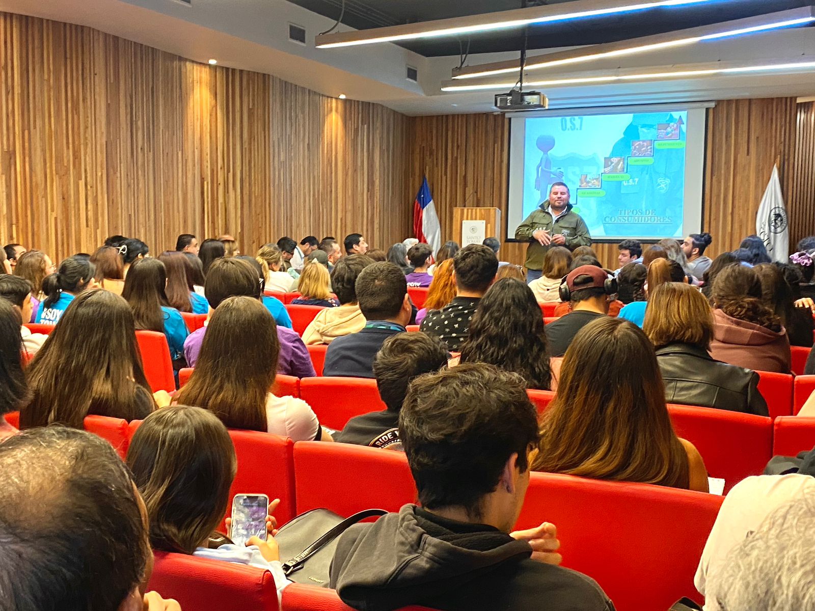 IP-CFT Santo Tomás Santiago Centro promueve la prevención con charla del OS7 de Carabineros