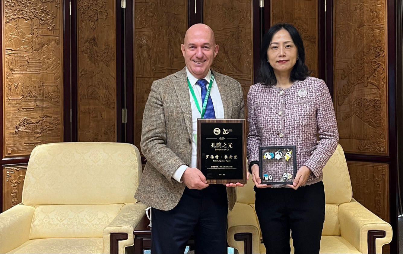 Director de RR.II. Santo Tomás, Roberto Lafontaine, es reconocido en Beijing con el premio Brilliance of Confucius Institutes