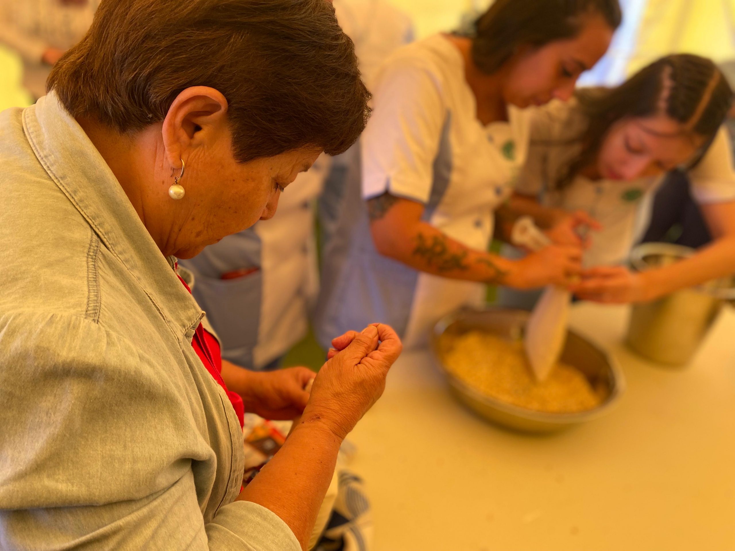 “Cultivando Bienestar” fomenta el uso de hierbas medicinales para la salud mental en comunidad