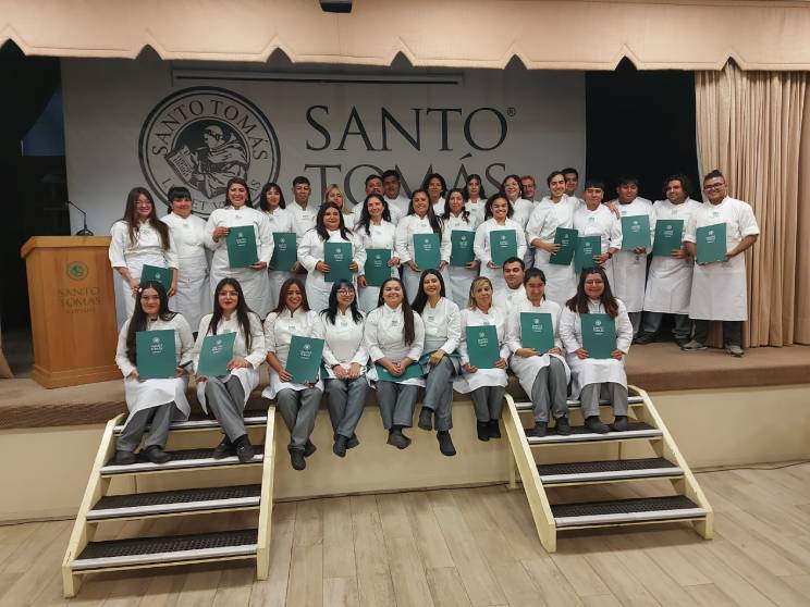 Estudiantes de Gastronomía Internacional y Tradicional Chilena de Santo Tomás Copiapó reciben su investidura