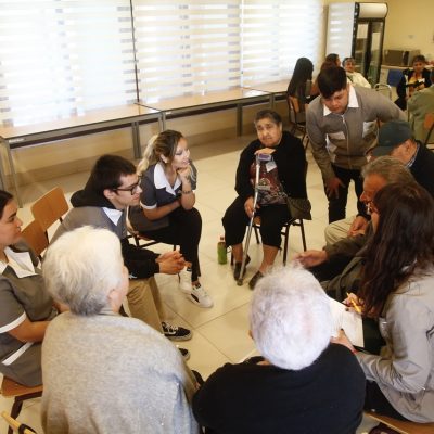 Estudiantes de Santo Tomás Talca realizan actividad intergeneracional con personas mayores en Centro Diurno Referencial